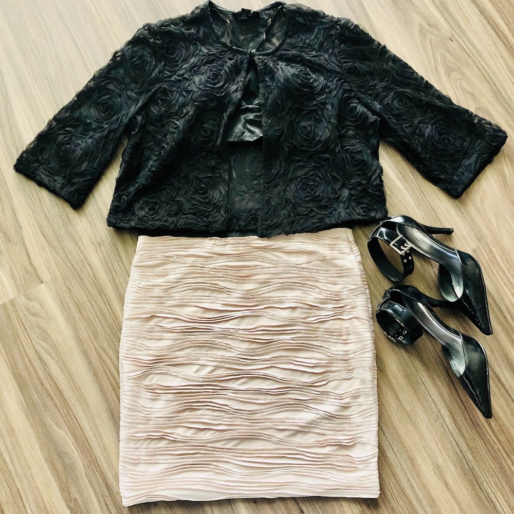 EUC H&M Textured Short Pencil Skirt - sz 12